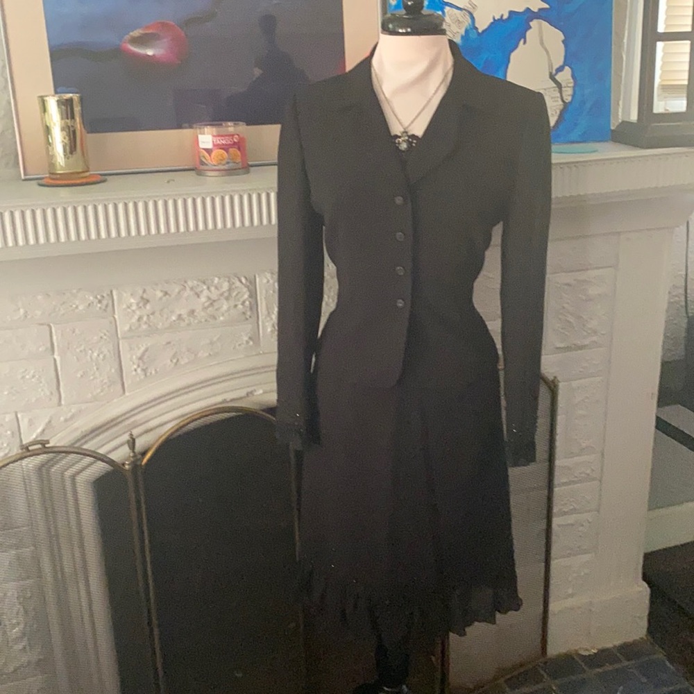 Tahari skirt suit size 6